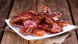 Bacon  Speck ist sehr fettig. Essen Sie am Abend zu viel davon, muss das Verdauungssystem hart arbeiten. Deshalb: Lieber zum Frühstück reichen.
