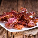 Bacon  Speck ist sehr fettig. Essen Sie am Abend zu viel davon, muss das Verdauungssystem hart arbeiten. Deshalb: Lieber zum Frühstück reichen.
