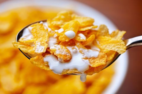 Cornflakes  Klingt nach einem guten Snack für den Abend. Cornflakes sind aber meist voll von Zucker, der Ihnen zwar kurzfristig Energie liefert und den Blutzuckerspiegel ankurbelt, aber nichts für die Schlafenszeit ist.