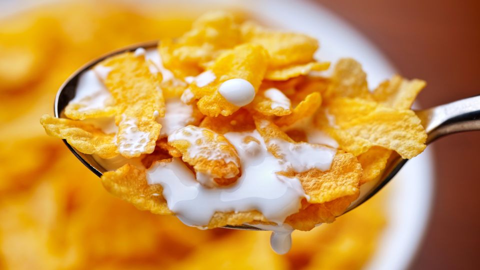 Cornflakes  Klingt nach einem guten Snack für den Abend. Cornflakes sind aber meist voll von Zucker, der Ihnen zwar kurzfristig Energie liefert und den Blutzuckerspiegel ankurbelt, aber nichts für die Schlafenszeit ist.
