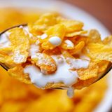Cornflakes  Klingt nach einem guten Snack für den Abend. Cornflakes sind aber meist voll von Zucker, der Ihnen zwar kurzfristig Energie liefert und den Blutzuckerspiegel ankurbelt, aber nichts für die Schlafenszeit ist.
