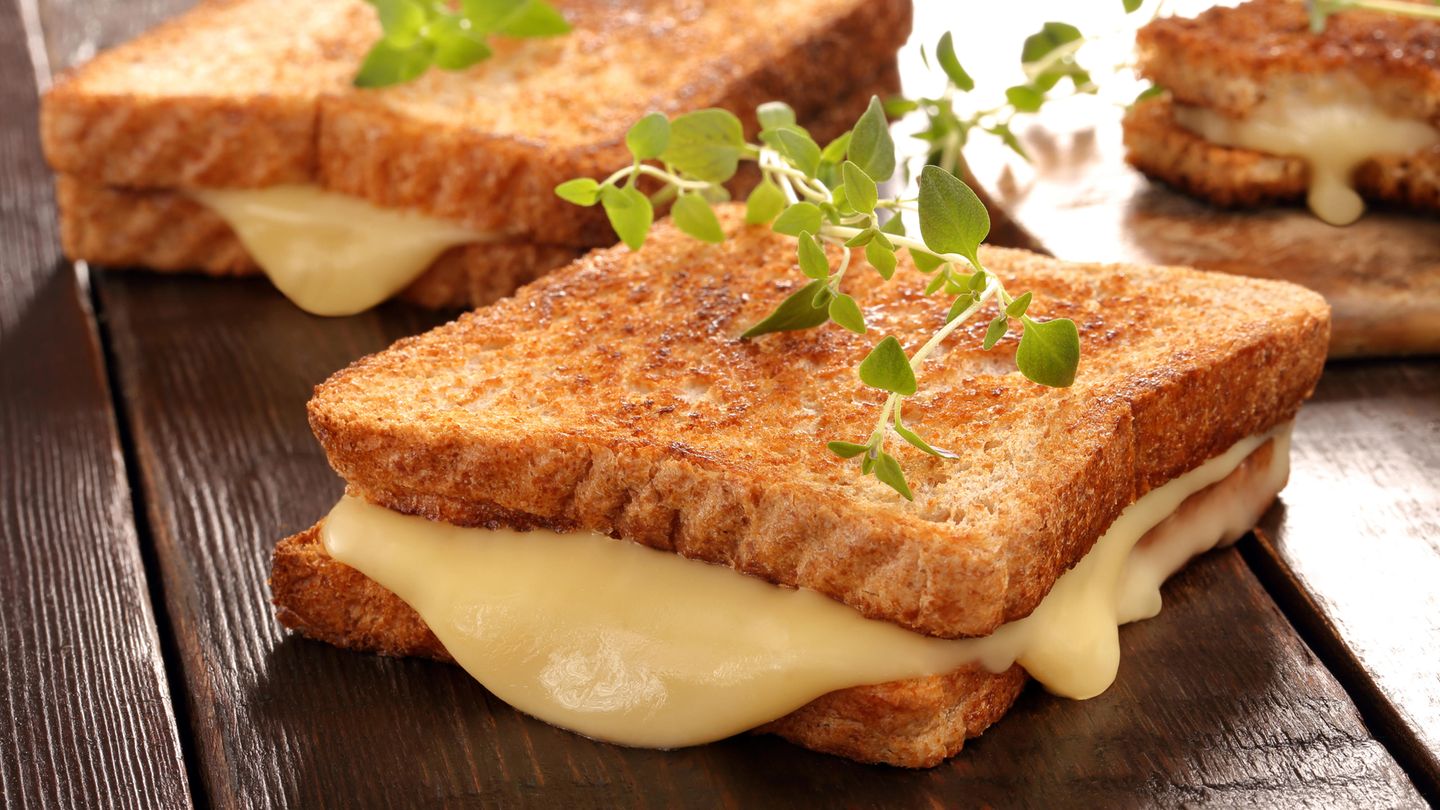 Käse  Das biogene Tyramin ist vor allem in Wurstwaren, aber auch in Käse enthalten. Es kann unter Umständen nicht nur die Ursache für Nahrungsmittelallergien und Migräne sein, sondern auch vom Schlaf abhalten.