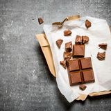 Schokolade  Je höher der Kakaoanteil der Schokolade, desto höher der Koffeingehalt. Kein guter Mitternachtssnack also.