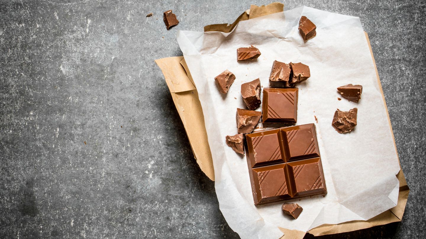 Schokolade  Je höher der Kakaoanteil der Schokolade, desto höher der Koffeingehalt. Kein guter Mitternachtssnack also.