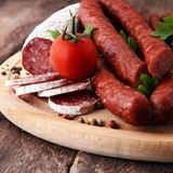 Wurst  Verarbeitete Fleischprodukte enthalten wie Käse Tyramine. Aminosäuren, die vom Schlaf abhalten können.