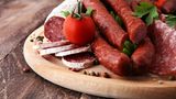 Wurst  Verarbeitete Fleischprodukte enthalten wie Käse Tyramine. Aminosäuren, die vom Schlaf abhalten können.
