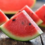 Wassermelonen  Sie sind süß, lecker und enthalten viel Wasser. Wer seine Nachtruhe nicht gestört wissen will, weil er auf die Toilette muss, sollte Wassermelonen lieber meiden.
