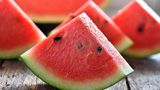 Wassermelonen  Sie sind süß, lecker und enthalten viel Wasser. Wer seine Nachtruhe nicht gestört wissen will, weil er auf die Toilette muss, sollte Wassermelonen lieber meiden.