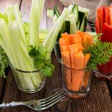 Rohkost  Rohes Gemüse wie Sellerie und Brokkoli sind für den Magen schwer verdaulich und könnten Sie nachts wach liegen lassen.