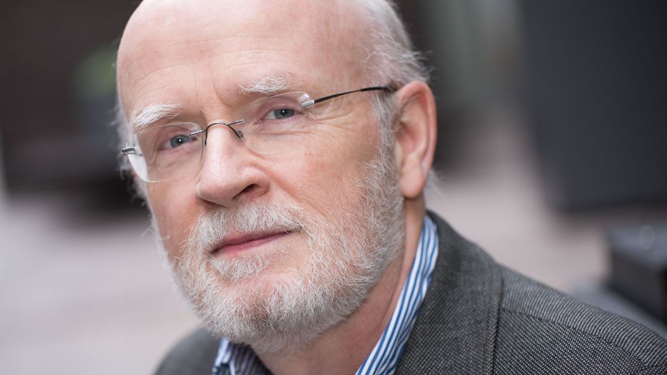 Weltklimarat IPCC: Experte im Interview: Prof. Dr. Hans-Otto Pörtner ist ein international renommierter Biologe und leitet die Sektion "Integrative Ökophysiologie" am Alfred-Wegener-Institut (AWI). Er ist Ko-Vorsitzender der Arbeitsgruppe II des Weltklimarates (IPCC). Die Arbeitsgruppe beschäftigt sich mit den Risiken und Folgen des Klimawandels sowie den Möglichkeiten zur Anpassung an den Klimawandel. Experte im Interview: Prof. Dr. Hans-Otto Pörtner ist ein international renommierter Biologe und leitet die Sektion "Integrative Ökophysiologie" am Alfred-Wegener-Institut (AWI). Er ist Ko-Vorsitzender der Arbeitsgruppe II des Weltklimarates (IPCC). Die Arbeitsgruppe beschäftigt sich mit den Risiken und Folgen des Klimawandels sowie den Möglichkeiten zur Anpassung an den Klimawandel.