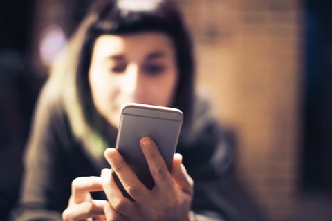 Ein Frau guckt auf ein Smartphone