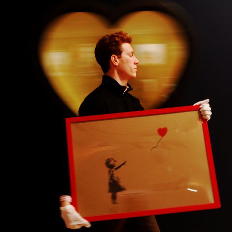 "Mädchen mit Luftballon" ist eins der bekanntesten Werke des Streetartkünstlers Banksy.