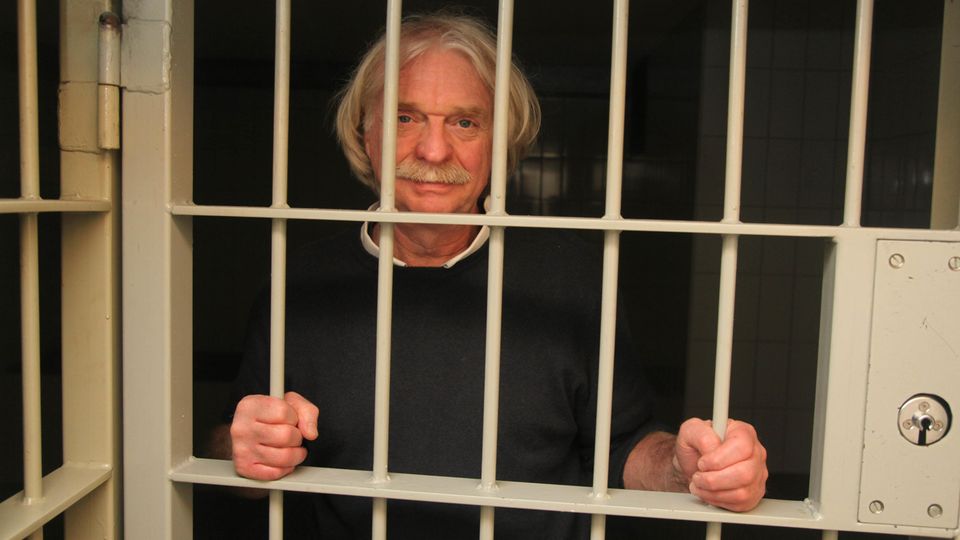 Axel Petermann posiert dort, wo viele seiner Fälle noch heute sitzen: hinter Gittern. Der ehemalige Profiler des LKA Bremen hat mit "Elemente des Todes" seinen ersten auf Tatsachen beruhenden Thriller abgeliefert. Romane sind Neuland für den Sachbuchautoren. Krimiexperte Claus Cornelius Fuchs formte für ihn den echten Fall des "Ofenmörders" zu einem packenden Psychothriller.
