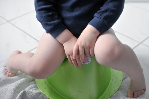 Die Freude ist groß, wenn das Kind aufs Töpfchen gehen kann – nur, ob das auch während eines Fluges sein muss? (Symbolbild)