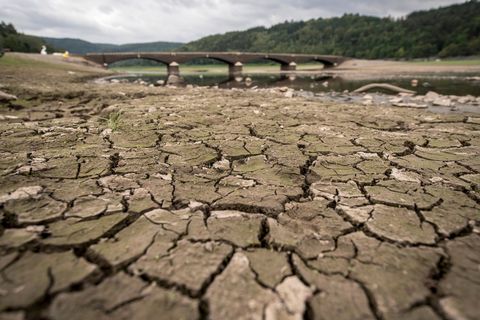 Ausgetrockneter Edersee in Hessen - Brücke normalerweise unter dem Wasserspiegel