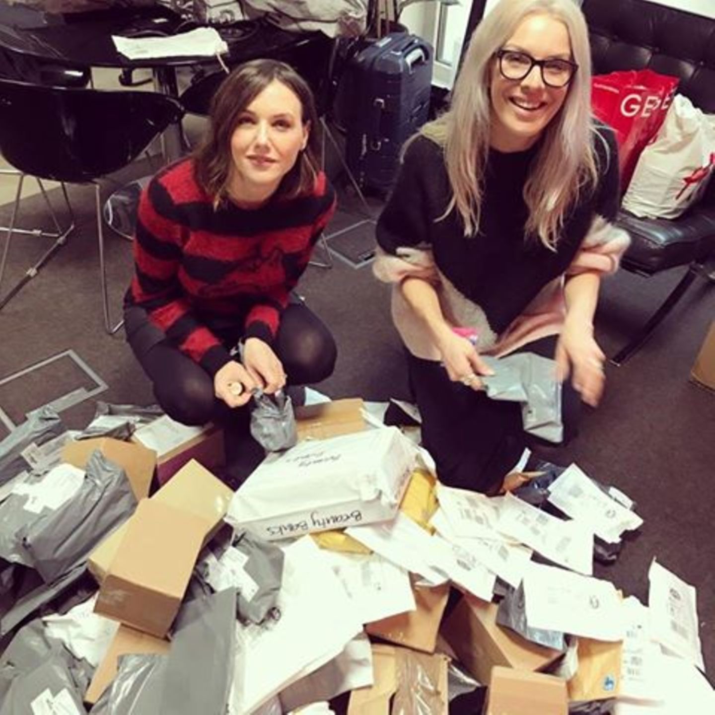 Sali Hughes und Jo Jones packen Spendenpakete aus