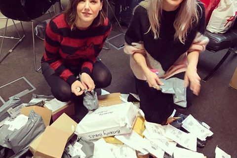 Sali Hughes und Jo Jones packen Spendenpakete aus