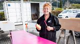 Pink rules: Jane baut den Sarg für ihre Mutter. Von innen wird er silber verkleidet, das passt perfekt zu ihren Haaren.