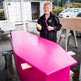 Pink rules: Jane baut den Sarg für ihre Mutter. Von innen wird er silber verkleidet, das passt perfekt zu ihren Haaren.