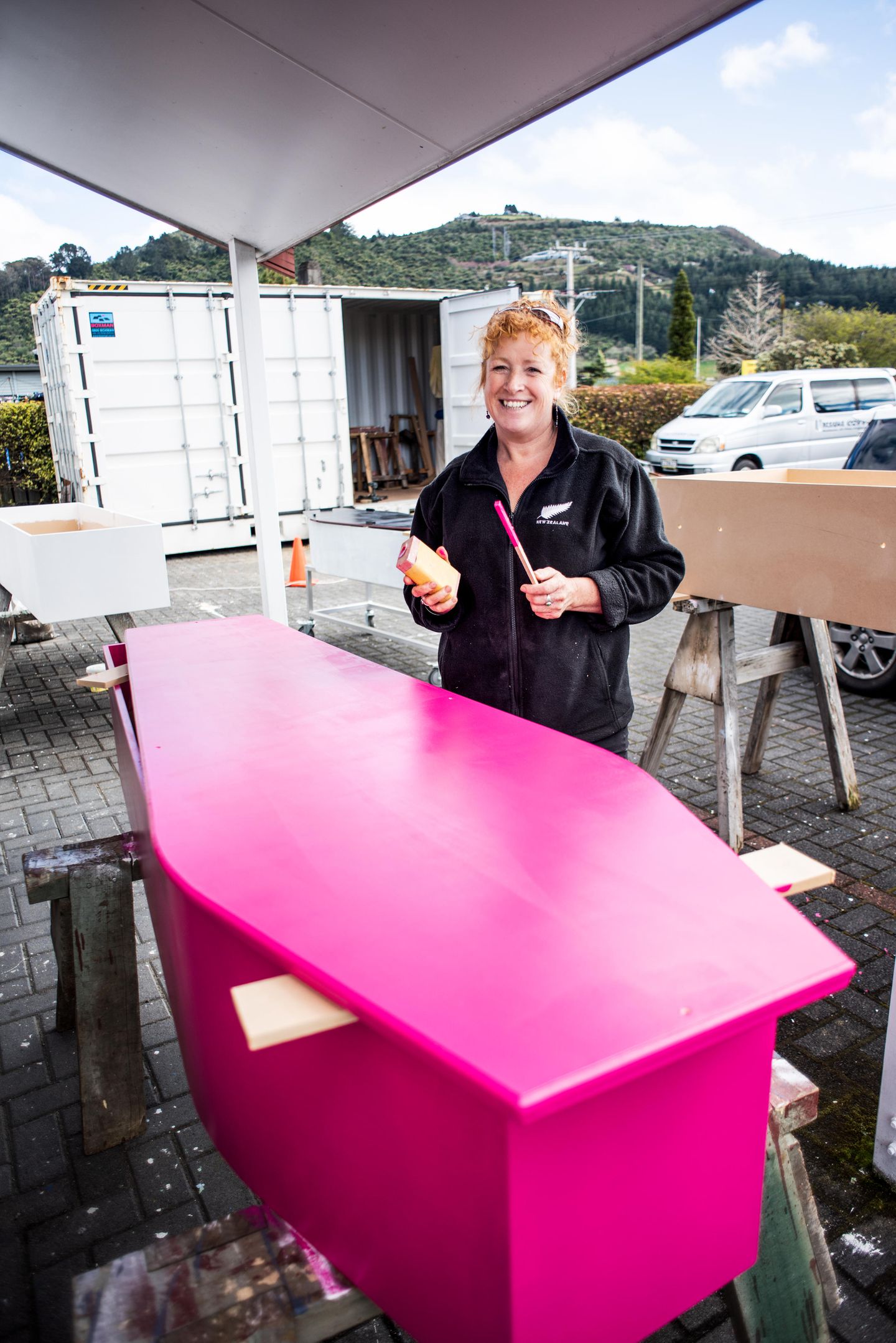 Pink rules: Jane baut den Sarg für ihre Mutter. Von innen wird er silber verkleidet, das passt perfekt zu ihren Haaren.