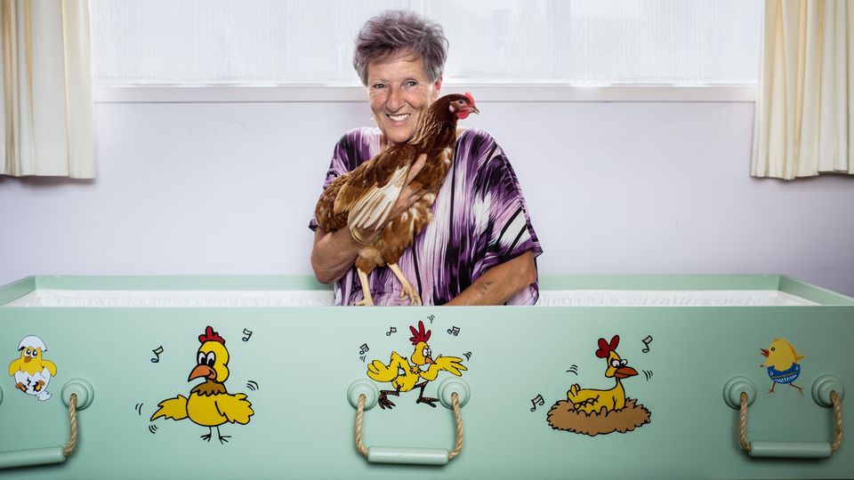 Verrückte Hühner: Bei ihrer Beerdigung lässt Pearl alle den "Chicken Dance" tanzen.