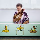 Verrückte Hühner: Bei ihrer Beerdigung lässt Pearl alle den "Chicken Dance" tanzen.