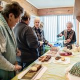 Teatime! Dorothy mit der Kanne in der Hand ist die Küchengöttin. Und mit 92 ältestes Mitglied im Kiwi Coffin Club.