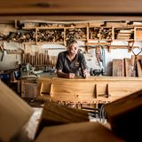 Dave ist der Mann fürs Grobe: Er montiert die Särge.