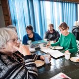 Tee, Kekse und beste Unterhaltung: Unsere Reporterin Nele (der junge Hüpfer) hat selten so viel gelacht  wie im Coffin Club. Kein Scherz.