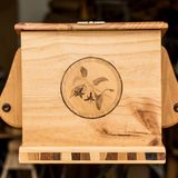 Lass Blumen sprechen: Ein Maori-Künstler fertigt auf Wunsch die Intarsien an.