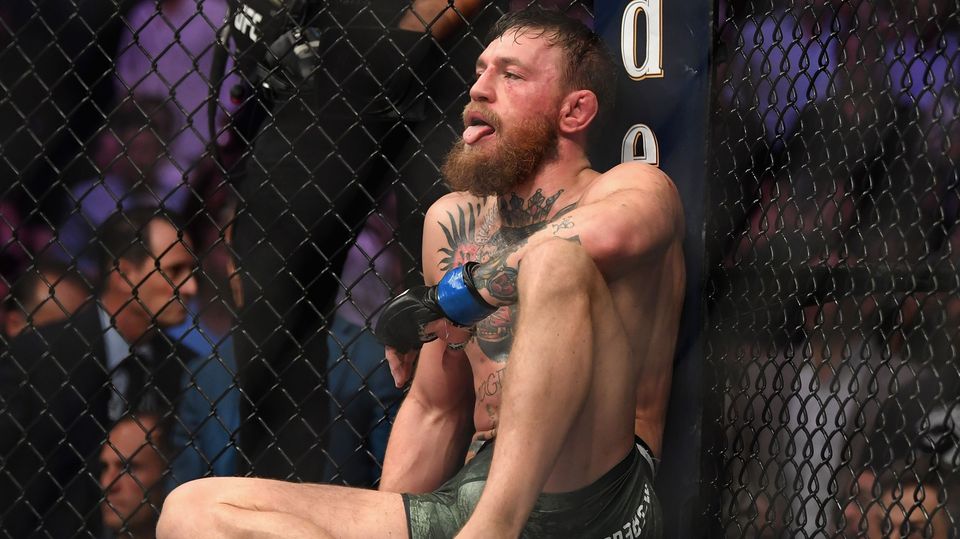 MMA-Fighter Conor McGregor gab in der vierten Runde auf, weil sein Gegner Khabib Nurmagomedow ihn im Würgegriff hatte