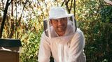 "Du wirst begeistert sein!", verspricht Hobbyimker Fabian Münch, 35. Reporter Daniel Sippel ist zwar nicht im Bilde, sieht aber sehr zweifelnd aus.
