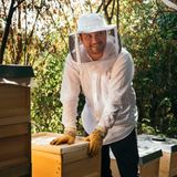 "Du wirst begeistert sein!", verspricht Hobbyimker Fabian Münch, 35. Reporter Daniel Sippel ist zwar nicht im Bilde, sieht aber sehr zweifelnd aus.