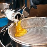 ... fließt das gelbe Gold durch Siebe.