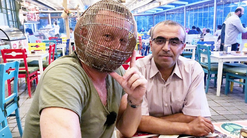 "Das Jenke-Experiment" bei RTL: Jenke von Wilmsdorff testet den Nichtraucher-Käfig Jenke von Wilmsdorff testet den Nichtraucher-Käfig