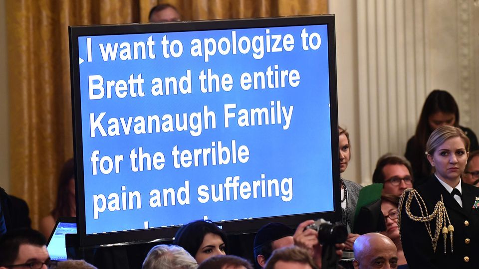 US-Präsident Donald Trump las seine Entschuldigung an Brett Kavanaugh vom Teleprompter ab US-Präsident Donald Trump las seine Entschuldigung an Brett Kavanaugh vom Teleprompter ab