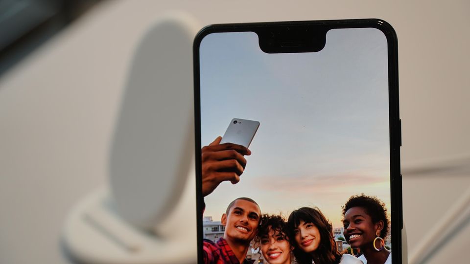 Die Notch reicht vergleichsweise tief, bietet aber keine Gesichtsentsperrung wie beim iPhone XS. In der Aussparung befinden sich zwei Frontkameras.
