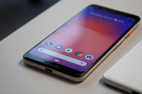 Aufgeladen wird das Pixel 3 kabellos via Qi oder USB-C.