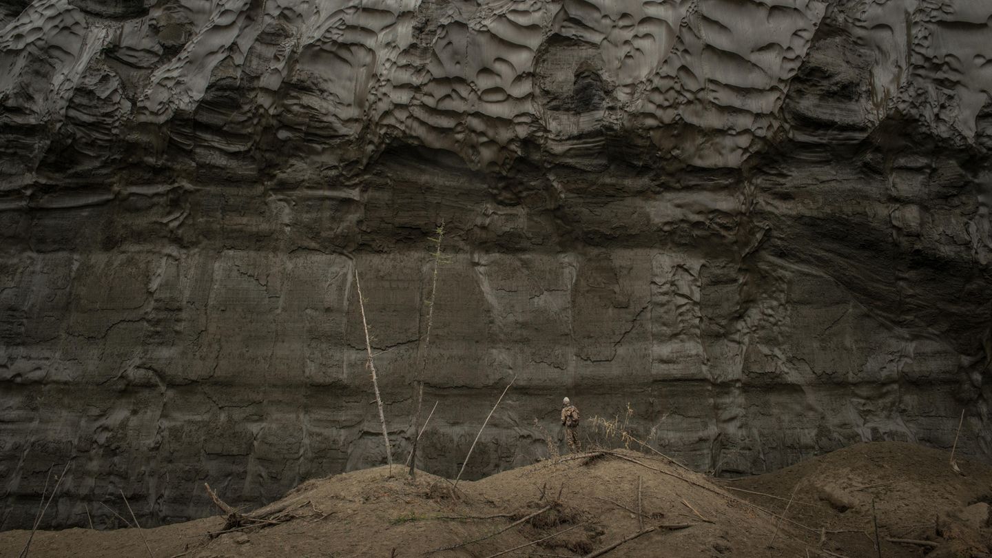 Im Innern des Kraters sucht Mammutjäger Mischa die Wände nach Stoßzähnen ab, die manchmal aus dem Permafrost herausragen