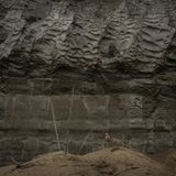 Im Innern des Kraters sucht Mammutjäger Mischa die Wände nach Stoßzähnen ab, die manchmal aus dem Permafrost herausragen