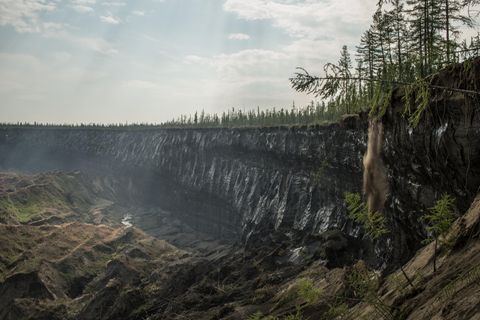 Alles rutscht, schmilzt, stürzt. Jeden Sommer frisst sich das Loch etwa zehn Meter weiter in die Taiga.