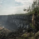 Alles rutscht, schmilzt, stürzt. Jeden Sommer frisst sich das Loch etwa zehn Meter weiter in die Taiga.