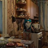 Ertschim, 5, Spitzname Godzilla. Er spielt am liebsten zu Hause. Draußen zerstechen ihn im Sommer die Mücken, im Winter beißt die Kälte.