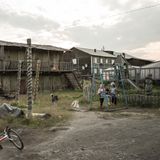 Batagaj, die Siedlung neben dem Loch, ­ zerfällt langsam.  Sie liegt in der kältesten be­wohnten Gegend der Welt,  bis zu minus 60 Grad im Januar.