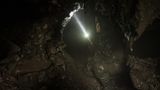 Mit einer Taschenlampe sucht Dima die Höhle nach Knochen ab. Die von den Jägern ausgespülten Löcher könnten jederzeit einstürzen.