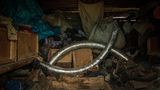 Schrott und Schätze: In einer Scheune im  Dorf lagern zwei Stoßzähne, in Plastik eingewickelt