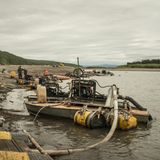 Motoren, Pumpen und Feuerwehrschläuche, alles selbst zusammen­geschraubt: Damit spülen die Mammutjäger ihre Höhlen aus.