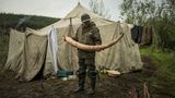 Stolz präsentiert Witja einen Mammutstoßzahn. Manche sind bis zu 25.000 Euro wert. Im Zelt dahinter leben zehn Männer.