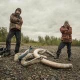 Könnt ihr kurz aufpassen? Bettina (r.) und Tamina bewachen das Elfenbein.
