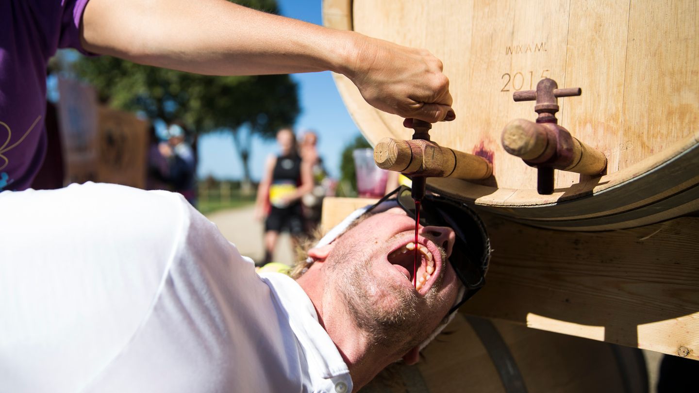 Und während man läuft gibt es Wein, Wein, Wein.